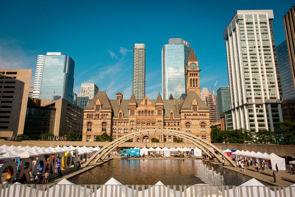 Historien om Toronto: Fra Opprinnelse til Moderne Metropol
